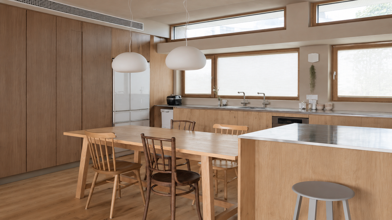 原木风餐厅效果图:柜身东方秋韵、柜门姑苏浅松的全屋定制柜体