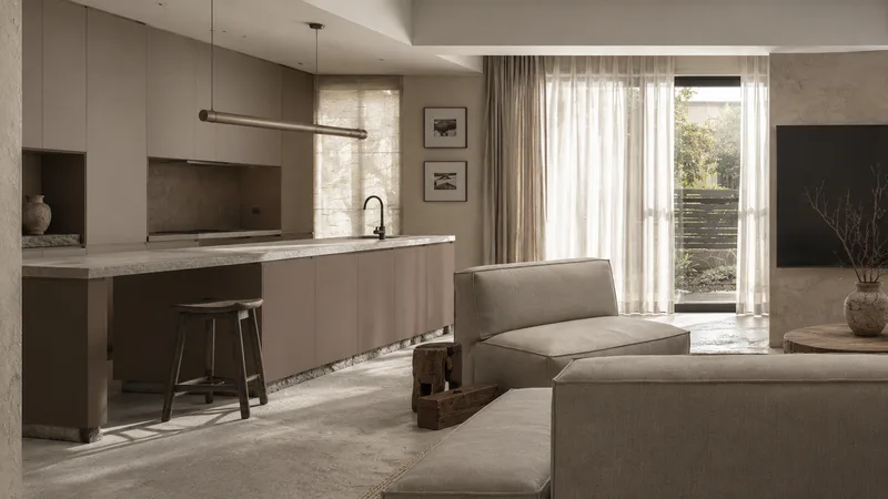 侘寂风厨房效果图：柜身FENIX-09(佩拉粉)、柜门FENIX-02(麦德林)的全屋定制柜体